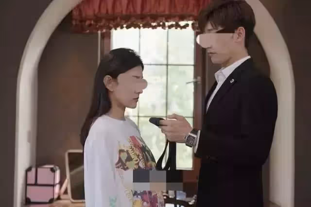 我離婚後,我媽也結束了她屈辱的婚姻,我爸歇斯底里地吼叫也沒用