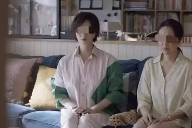 我離婚後,我媽也結束了她屈辱的婚姻,我爸歇斯底里地吼叫也沒用