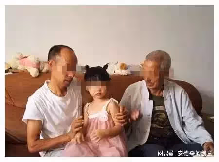 帶著3歲女兒改嫁,防止她被虐待,偷裝監控,看到的場景淚目