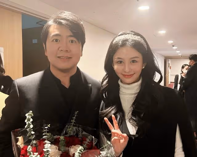 邱淑貞女兒追星郎朗,與吉娜同框竟沒輸?感謝男伴,太有明星氣質