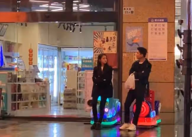 24歲關曉彤拍戲生圖曝光，膚白臉小筷子腿搶眼，與男搭檔有說有笑