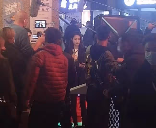 24歲關曉彤拍戲生圖曝光，膚白臉小筷子腿搶眼，與男搭檔有說有笑