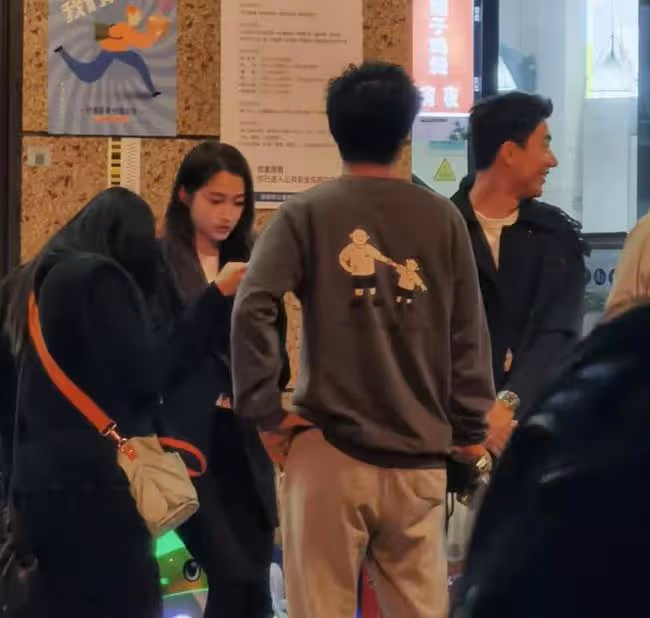 24歲關曉彤拍戲生圖曝光，膚白臉小筷子腿搶眼，與男搭檔有說有笑