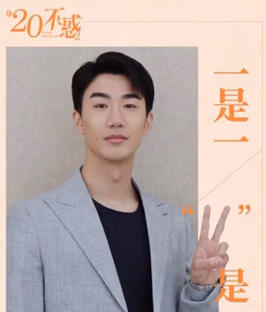 24歲關曉彤拍戲生圖曝光，膚白臉小筷子腿搶眼，與男搭檔有說有笑