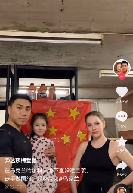 中烏網紅夫婦面臨艱難抉擇,窗外有裝甲車孩子被嚇醒,妻子難撤離