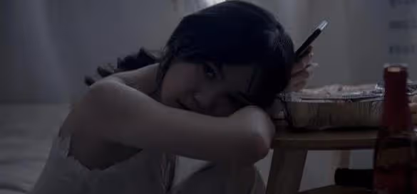 他貪婪盯著睡裙領口，在我和另一個男人纏綿時，我的丈夫回來了