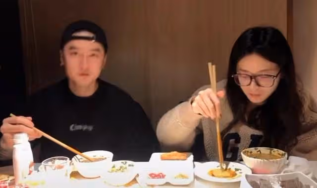 蔣勁夫近照大變,摟著好友老婆吃火鍋偷笑,女方撞臉江疏影很清純