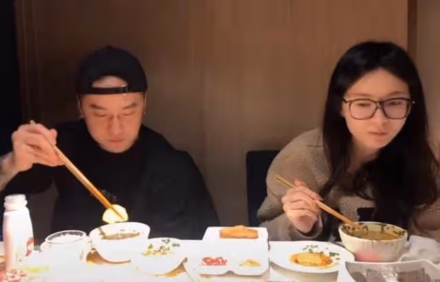 蔣勁夫近照大變,摟著好友老婆吃火鍋偷笑,女方撞臉江疏影很清純