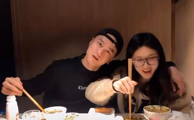 蔣勁夫近照大變,摟著好友老婆吃火鍋偷笑,女方撞臉江疏影很清純