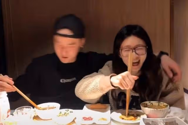 蔣勁夫近照大變,摟著好友老婆吃火鍋偷笑,女方撞臉江疏影很清純