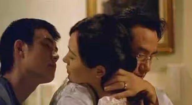 他貪婪盯著睡裙領口，在我和另一個男人纏綿時，我的丈夫回來了