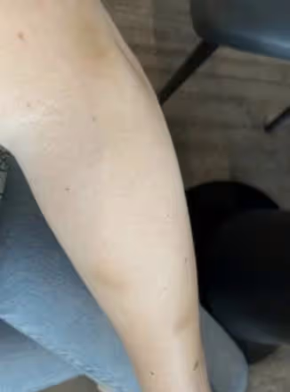 蔣勁夫近照大變,摟著好友老婆吃火鍋偷笑,女方撞臉江疏影很清純