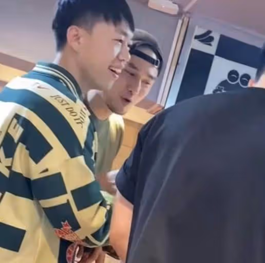 蔣勁夫近照大變,摟著好友老婆吃火鍋偷笑,女方撞臉江疏影很清純