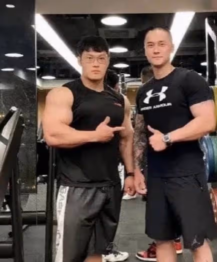 蔣勁夫近照大變,摟著好友老婆吃火鍋偷笑,女方撞臉江疏影很清純