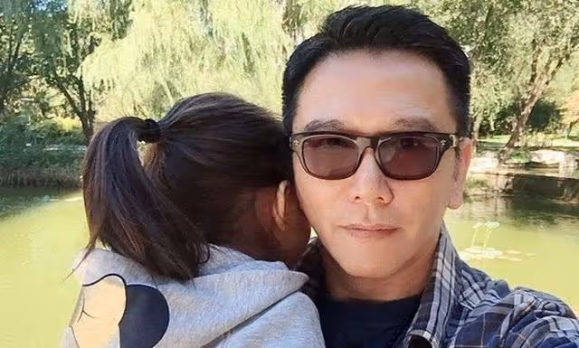 57歲溫兆倫罕見曬6歲獨生女側顏照,小傢伙扎簡單馬尾,五官精緻