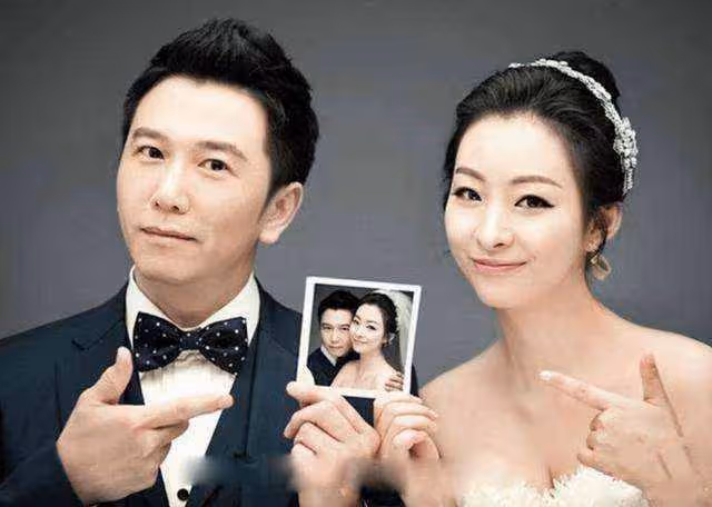 57歲溫兆倫罕見曬6歲獨生女側顏照,小傢伙扎簡單馬尾,五官精緻