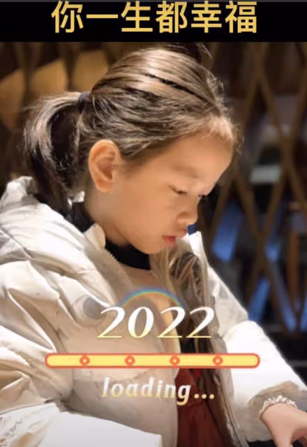 57歲溫兆倫罕見曬6歲獨生女側顏照,小傢伙扎簡單馬尾,五官精緻