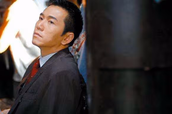 57歲溫兆倫罕見曬6歲獨生女側顏照,小傢伙扎簡單馬尾,五官精緻