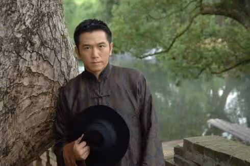57歲溫兆倫罕見曬6歲獨生女側顏照,小傢伙扎簡單馬尾,五官精緻