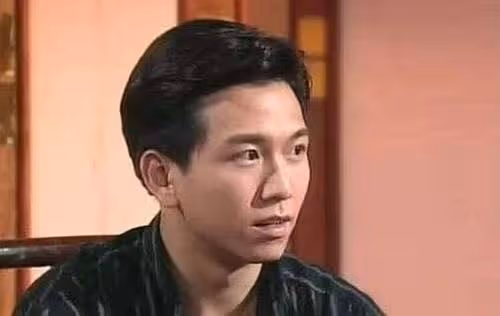 57歲溫兆倫罕見曬6歲獨生女側顏照,小傢伙扎簡單馬尾,五官精緻