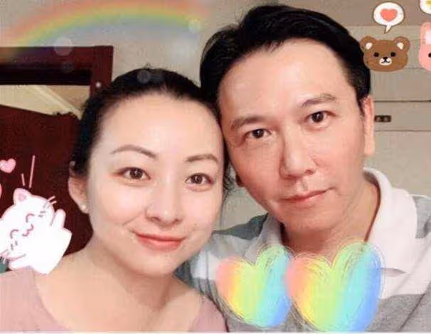 57歲溫兆倫罕見曬6歲獨生女側顏照,小傢伙扎簡單馬尾,五官精緻