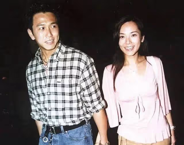 57歲溫兆倫罕見曬6歲獨生女側顏照,小傢伙扎簡單馬尾,五官精緻