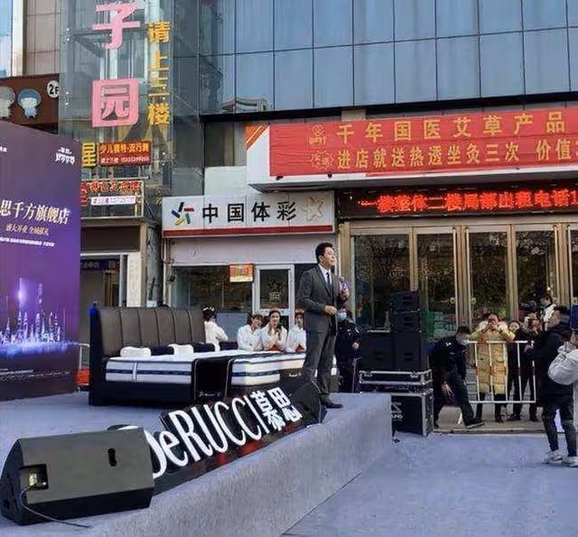 57歲溫兆倫罕見曬6歲獨生女側顏照,小傢伙扎簡單馬尾,五官精緻