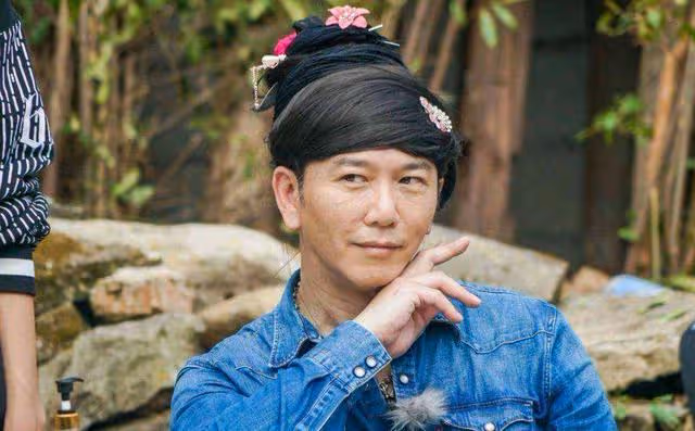 57歲溫兆倫罕見曬6歲獨生女側顏照,小傢伙扎簡單馬尾,五官精緻