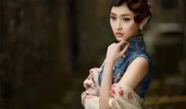 事後，床上掛著她被撕爛的旗袍，她靠賣身賺錢，卻是個傲骨的女人