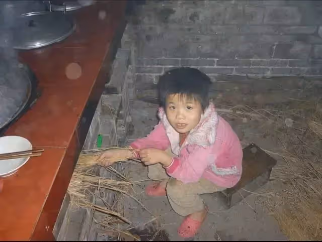 三歲女孩拿一百塊錢買六個包子,老闆收下錢卻不找零,路人誇老闆心善