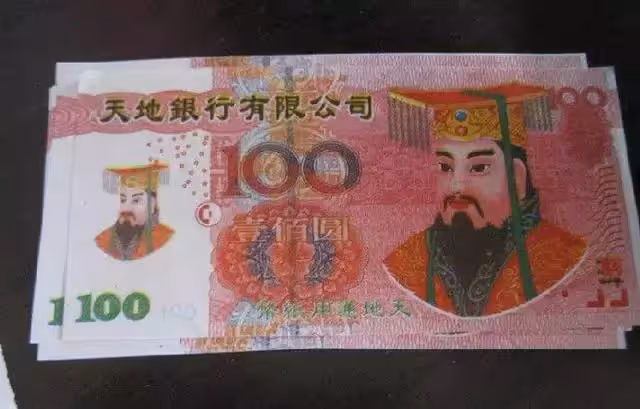 三歲女孩拿一百塊錢買六個包子,老闆收下錢卻不找零,路人誇老闆心善