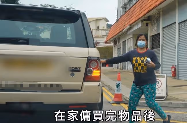 香港疫情嚴峻,張柏芝出門搶購物資,放任3歲兒子在車內爬來爬去
