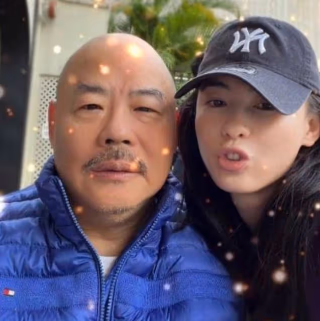 香港疫情嚴峻,張柏芝出門搶購物資,放任3歲兒子在車內爬來爬去