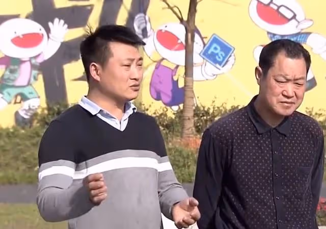 當初母親拋棄三個兒子再婚，生下2女兒不管她，只有三兒子來照顧