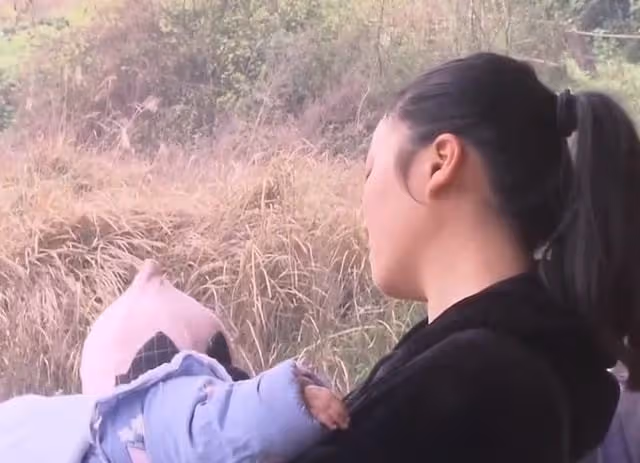 當初母親拋棄三個兒子再婚，生下2女兒不管她，只有三兒子來照顧