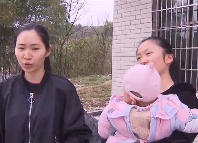 當初母親拋棄三個兒子再婚，生下2女兒不管她，只有三兒子來照顧