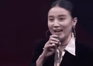 打敗孫儷一舉封后,當眾讓海清難堪,她為何敢如此狂妄?