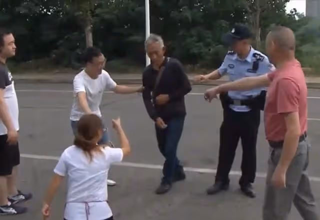 父母將百萬拆遷款給兒子，如今壓榨女兒，跪求女兒拿錢給母親看病