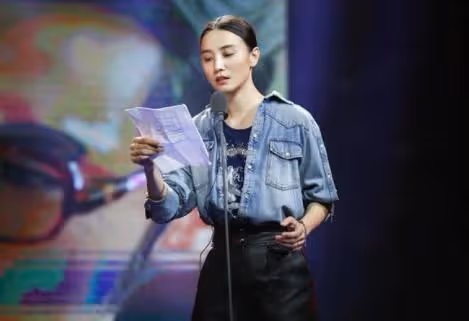 打敗孫儷一舉封后,當眾讓海清難堪,她為何敢如此狂妄?