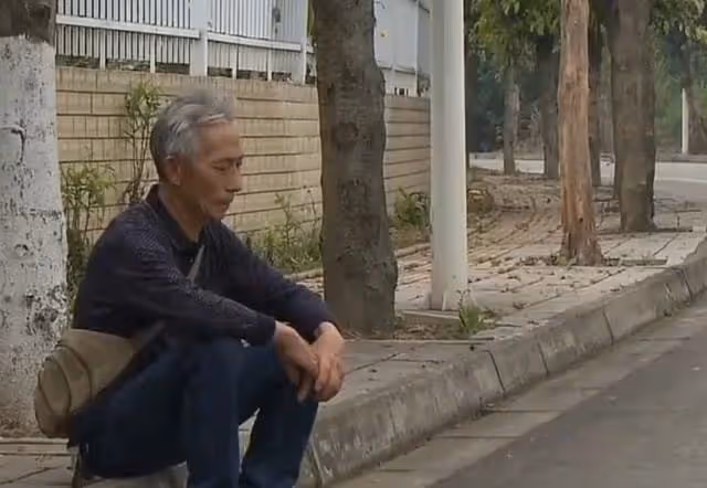 父母將百萬拆遷款給兒子，如今壓榨女兒，跪求女兒拿錢給母親看病