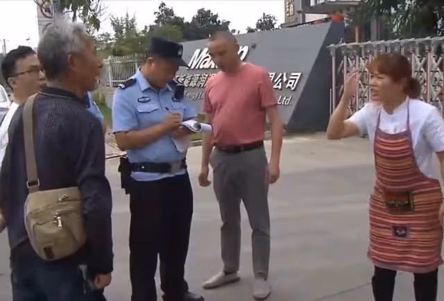 父母將百萬拆遷款給兒子，如今壓榨女兒，跪求女兒拿錢給母親看病