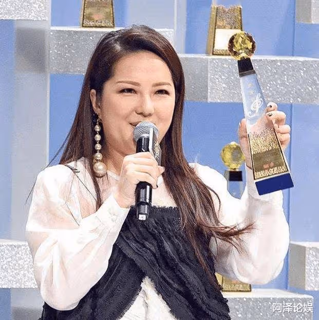 自認吸D揚言不後悔,和女助理傳緋聞受黎明冷落?被拍車Z的她也要乘風破浪?