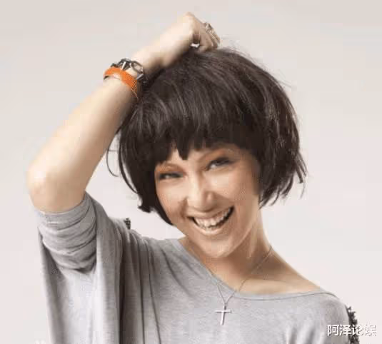 自認吸D揚言不後悔,和女助理傳緋聞受黎明冷落?被拍車Z的她也要乘風破浪?