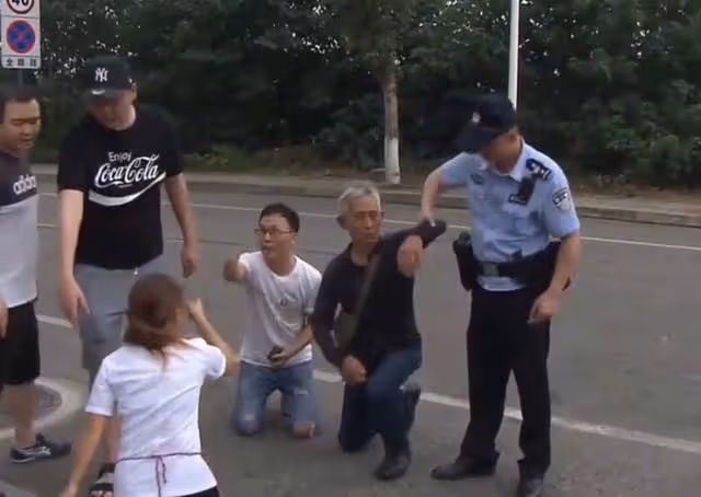 父母將百萬拆遷款給兒子，如今壓榨女兒，跪求女兒拿錢給母親看病