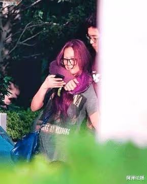 自認吸D揚言不後悔,和女助理傳緋聞受黎明冷落?被拍車Z的她也要乘風破浪?