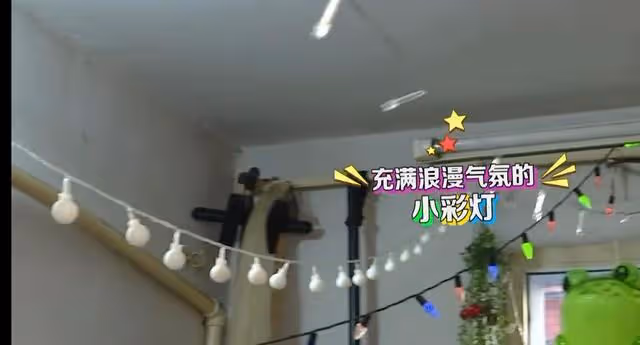 58歲男相親：白髮及腰不說，還戴滿了耳環，嚇得女方轉頭就走