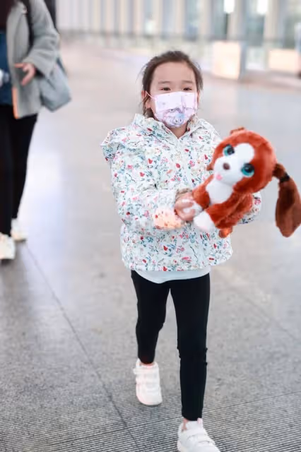 董璇和女兒度假回來現身機場，小酒窩抱冰墩墩萌態十足，超有靈氣