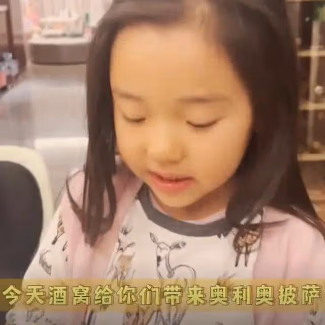 董璇和女兒度假回來現身機場，小酒窩抱冰墩墩萌態十足，超有靈氣