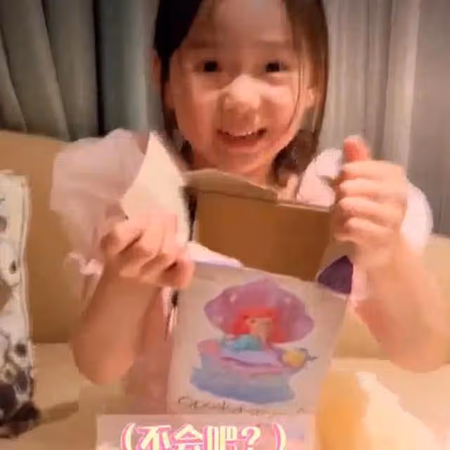 董璇和女兒度假回來現身機場,小酒窩抱冰墩墩萌態十足,超有靈氣