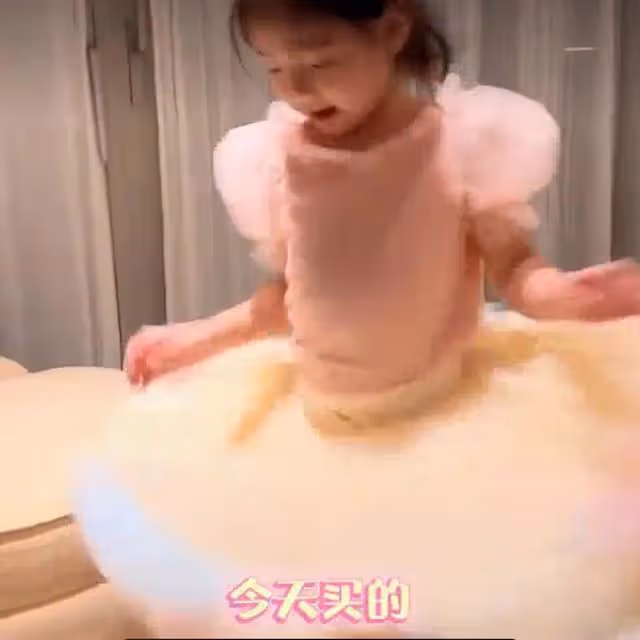 董璇和女兒度假回來現身機場,小酒窩抱冰墩墩萌態十足,超有靈氣
